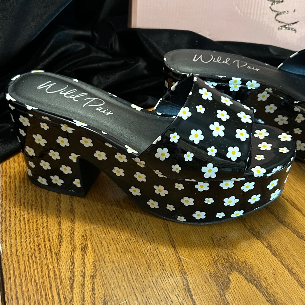 NWT WILD PAIR DAISY SANDALS 7M